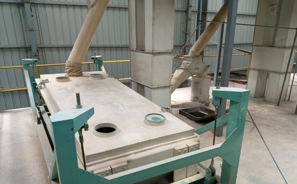 养猪饲料机械价格要多少?其粉碎效果与喂料机、速度和均匀性有关